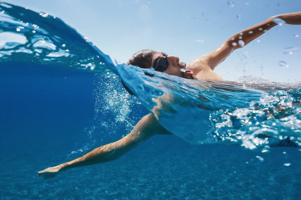 come proteggo gli apparecchi acustici in vacanza